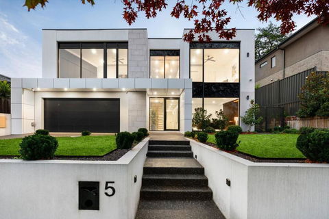 5 Ensuite Luxury Holiday House Balwyn North - Accommodation QLD 0