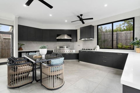 5 Ensuite Luxury Holiday House Balwyn North - Accommodation QLD 4