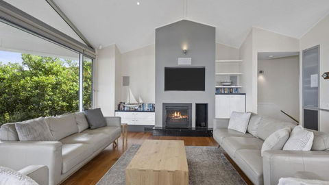 A Beachside Getaway - 8 - Accommodation QLD 1
