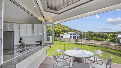 A Beachside Getaway - 8 - Accommodation QLD 4