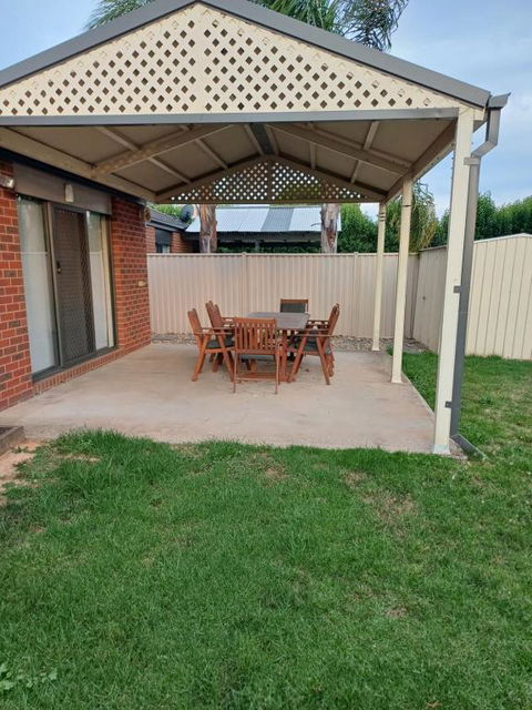 A Beautiful And Spacious Home - Accommodation QLD 2