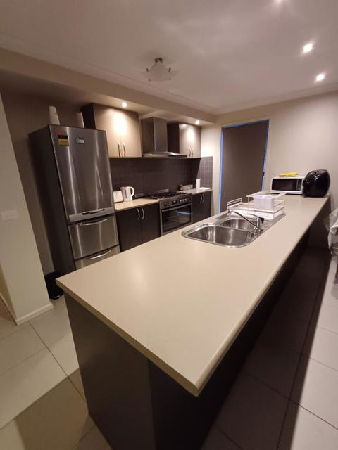 A Beautiful And Spacious Home. - Accommodation QLD 3