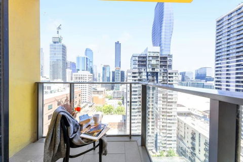 A Chic 2BR Apt City Views Near Southern Cross - Accommodation QLD 0