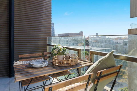 A Chic 2BR Apt Near Melbourne Uni FREE Parking - Accommodation QLD 4