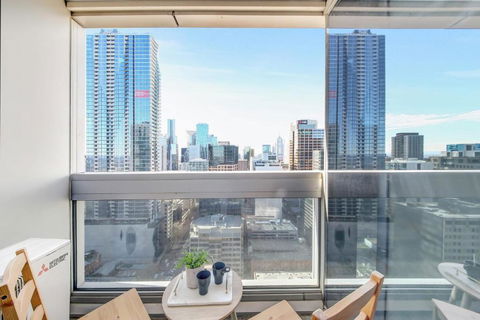 A Chic 2BR Apt Near Southern Cross City Views - Accommodation QLD 1