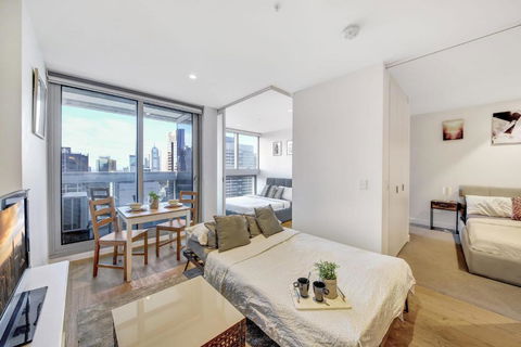A Chic 2BR Apt Near Southern Cross City Views - Accommodation QLD 3