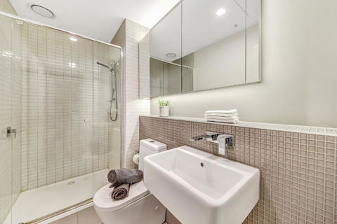 A Chic 2BR Apt Near Southern Cross City Views - Accommodation QLD 4