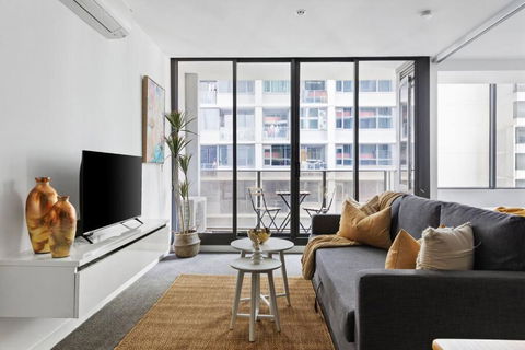 A Chic 2BR Apt Near Southern Cross, With Secure Parking - Accommodation QLD 0