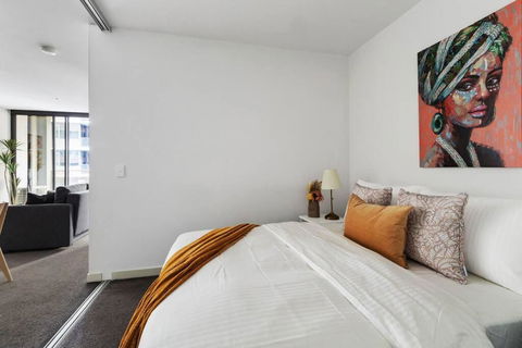 A Chic 2BR Apt Near Southern Cross, With Secure Parking - Accommodation QLD 2