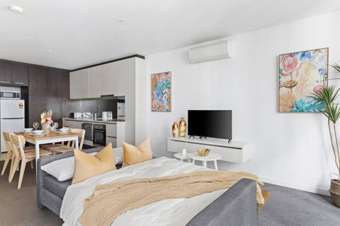 A Chic 2BR Apt Near Southern Cross, With Secure Parking - Accommodation QLD 4
