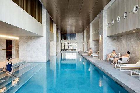 A Chic 2BR Apt With Panoramic Views FREE Parking - Accommodation QLD 3