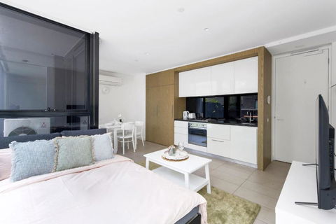 A Chic Apt With A Large Balcony Next To Grand Prix - Accommodation QLD 1