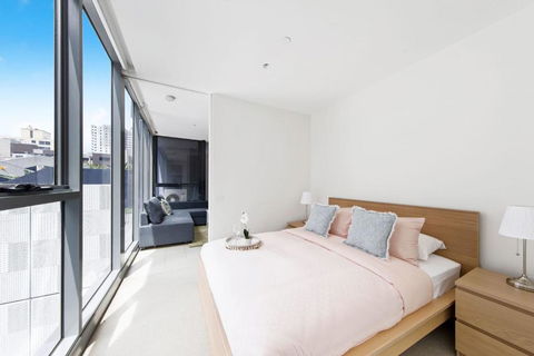 A Chic Apt With A Large Balcony Next To Grand Prix - Accommodation QLD 0