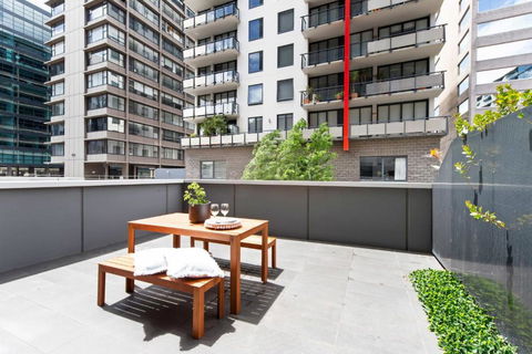 A Chic Apt With A Large Balcony Next To Grand Prix - Accommodation QLD 2