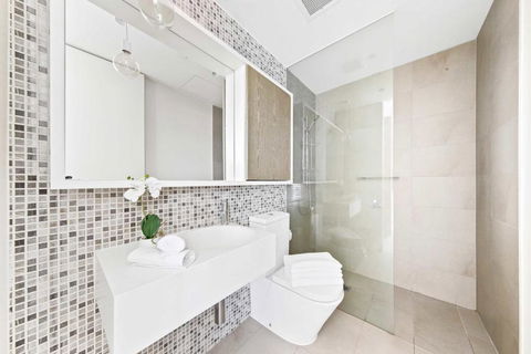 A Chic Apt With A Large Balcony Next To Grand Prix - Accommodation QLD 4