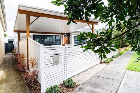 A Chic Coastal Hideaway At Toowoon Bay Beach - Accommodation QLD 1