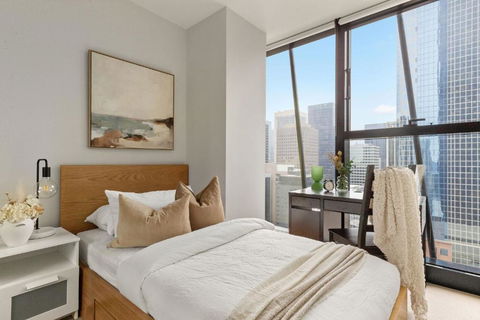 A Chic & Comfy 2BR Apt On Collins With City Views - Accommodation QLD 4