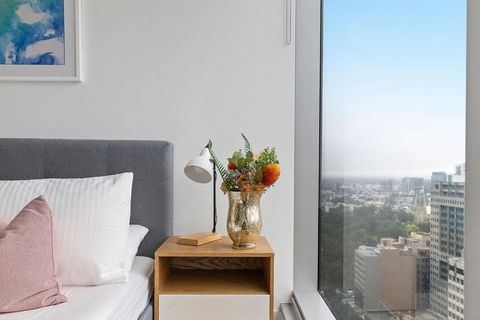 A Chic & Lovely 2BR Apt CBD With City Views - Accommodation QLD 1