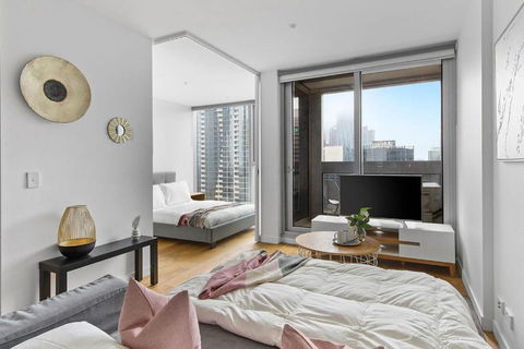 A Chic & Lovely 2BR Apt CBD With City Views - Accommodation QLD 3