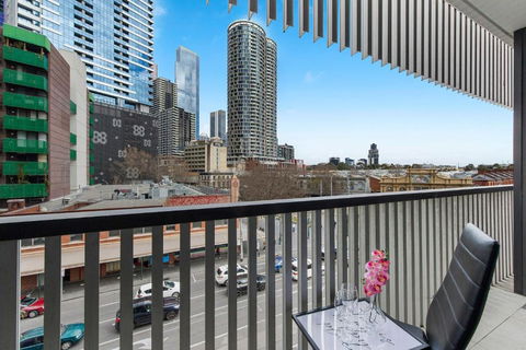 A Chic Studio Only A 4-min Walk To Victoria Market - Accommodation QLD 4