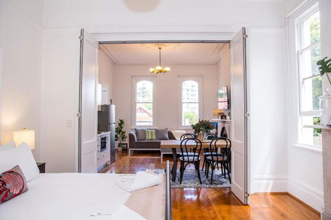 A Designer Apartment With Classic Heritage Details - Accommodation QLD 1