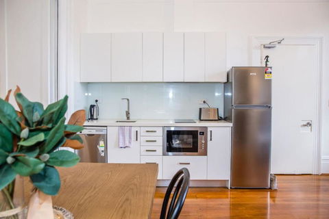 A Designer Apartment With Classic Heritage Details - Accommodation QLD 4