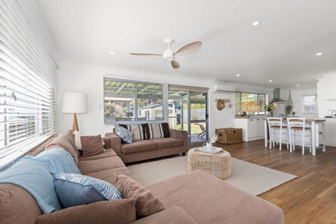 A Little Ocean Breeze - Accommodation QLD 4