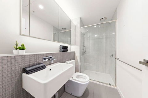 A Lovely 2BR Apt Near Southern Cross City Views - Accommodation QLD 4