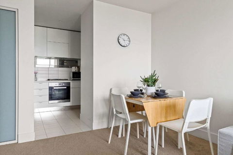 A Modern & Cozy 2BR Apartment With City Views - Accommodation QLD 3