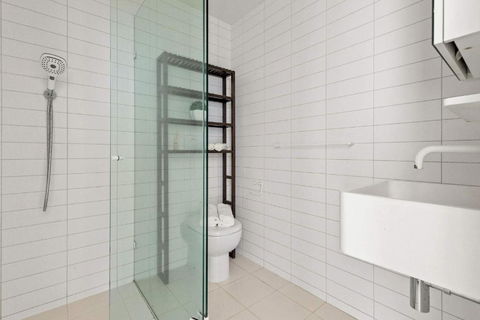 A Modern & Cozy 2BR Apartment With City Views - Accommodation QLD 4