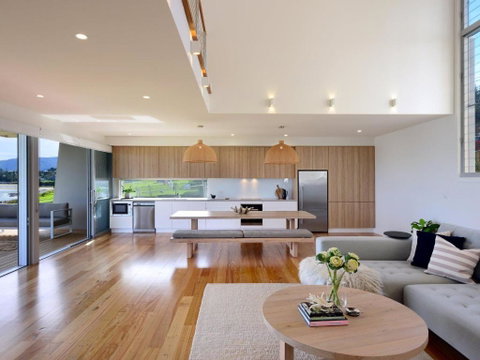 Absolute Waterfront - Accommodation QLD 3