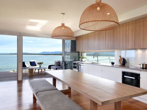 Absolute Waterfront - Accommodation QLD 1