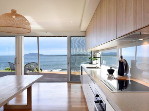 Absolute Waterfront - Accommodation QLD 2
