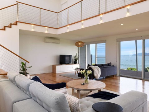Absolute Waterfront - Accommodation QLD 0
