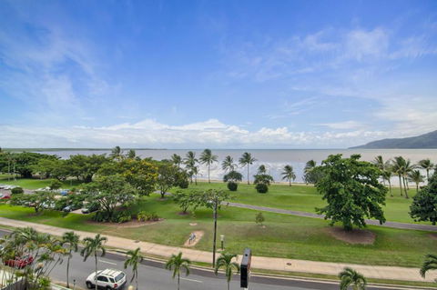 Acacia Court Hotel - Accommodation QLD 2