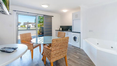 Adrift Apartments - Accommodation QLD 3
