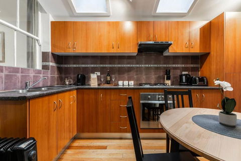 A Carlton Classic - Quaint Inner-City Getaway - Accommodation QLD 2