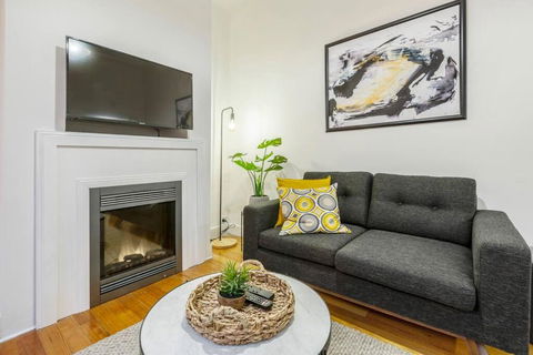 A Carlton Classic - Quaint Inner-City Getaway - Accommodation QLD 3
