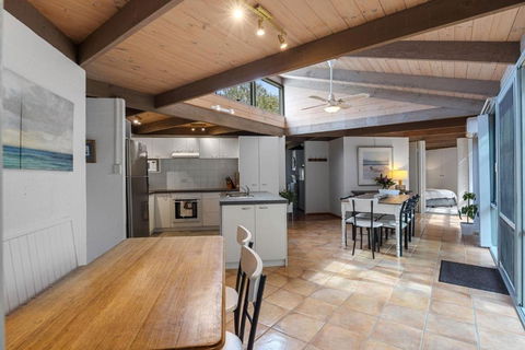 A Sand And Sea Retreat - 150m From Beach, Pet Friendly - Accommodation QLD 2