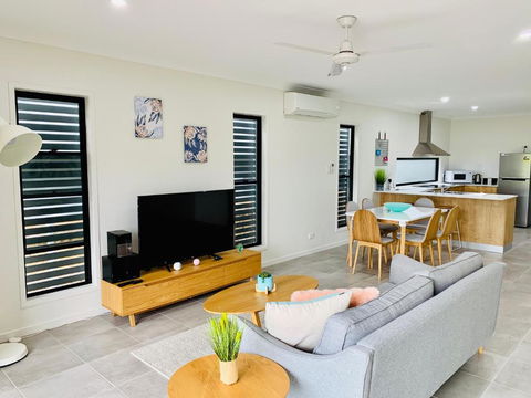 AIRLIE BEACH Delight. Hop, Skip Jump To Everything - Accommodation QLD 0