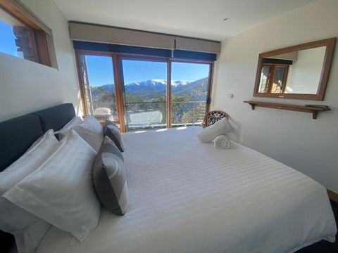 Alpine Woodsmoke Apartments - Accommodation QLD 2