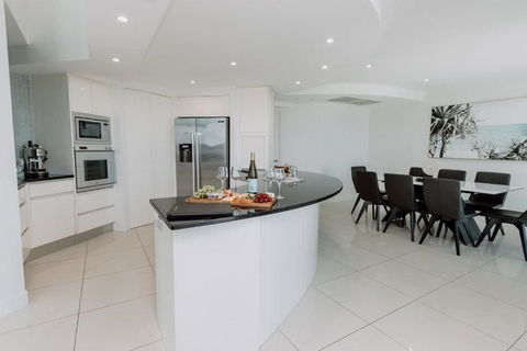 Aquavista Penthouse - Stunning 180 Views - Accommodation QLD 4