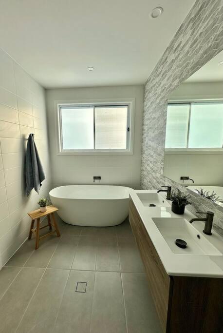 Aquila Beach Retreat - Accommodation QLD 1