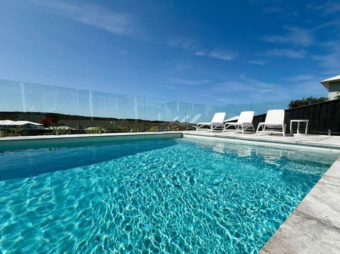 Aquila Beach Retreat - Accommodation QLD 2