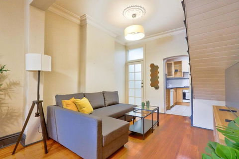 Awesome 2 Bedroom House Surry Hills - Accommodation QLD 2