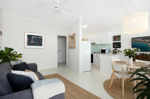 Avalon Beachside Apartment - Accommodation QLD 1