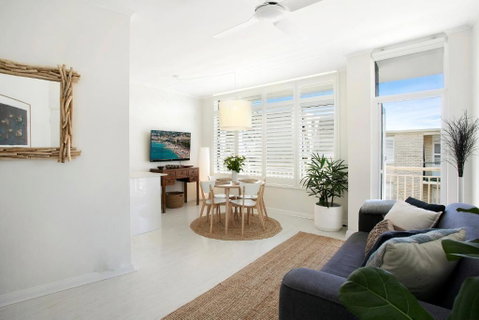 Avalon Beachside Apartment - Accommodation QLD 2