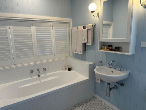 B & B On The Water - Accommodation QLD 2