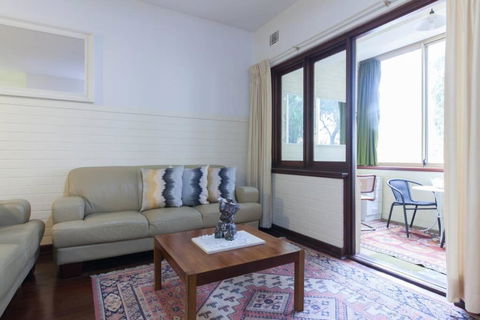 B2 Crawley Apartment 1 BRM & Sleepout Near UWA - Accommodation QLD 2