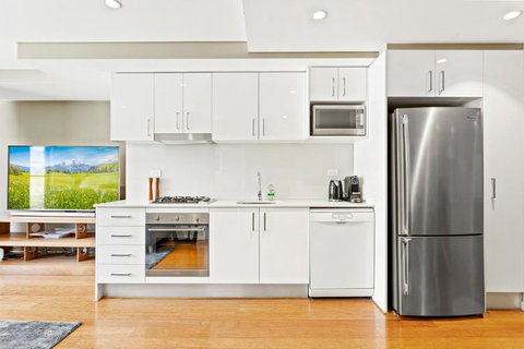 B208S - The Waverton Escape - Accommodation QLD 3